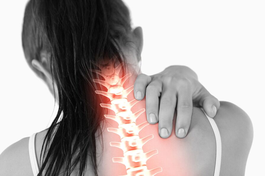 Pain due to osteochondrosis of the thoracic spine in women can radiate to the neck region